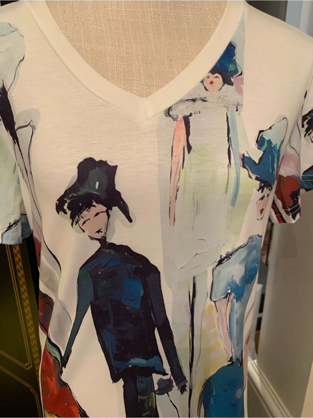 SHEIN ABSTRACT ART V-NECK TEE. NWOT. EXCELLENT CONDITION! NEVER WORN. - Picture 2 of 10